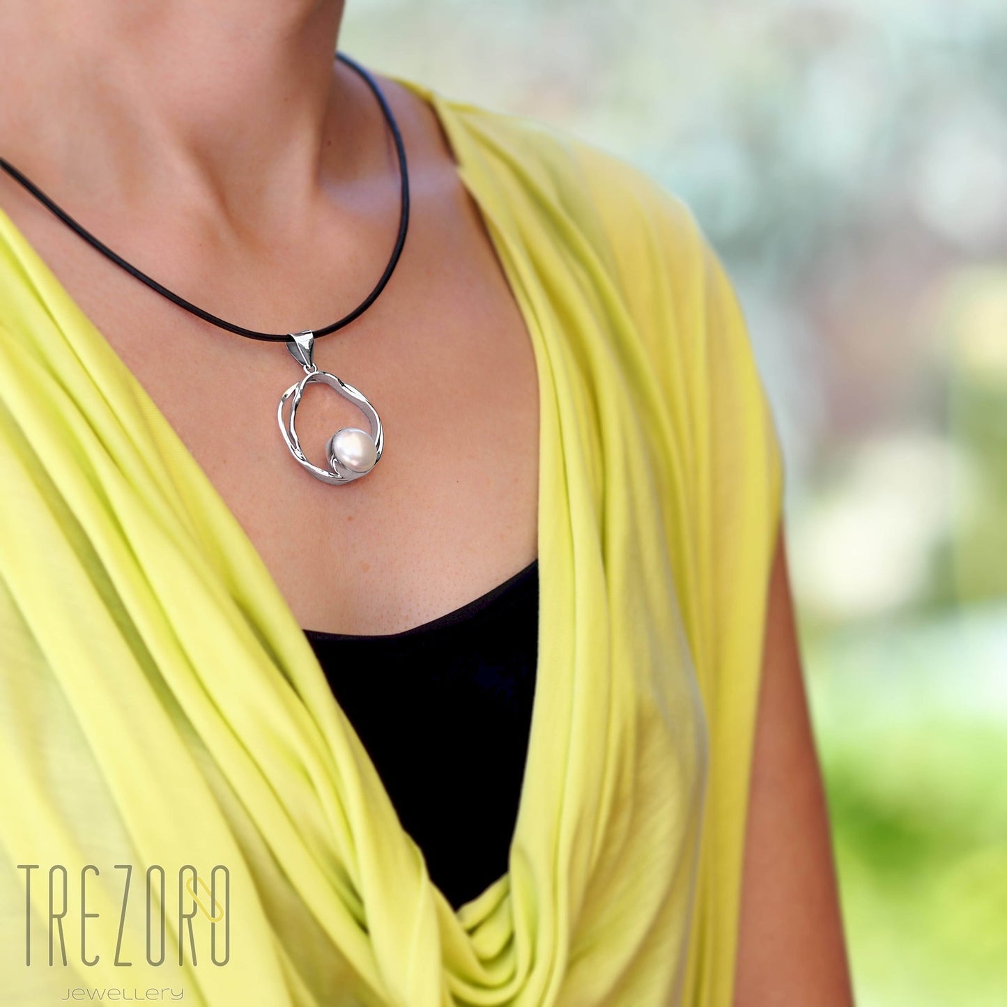 Curved Line in a Circle and Pearl Pendant